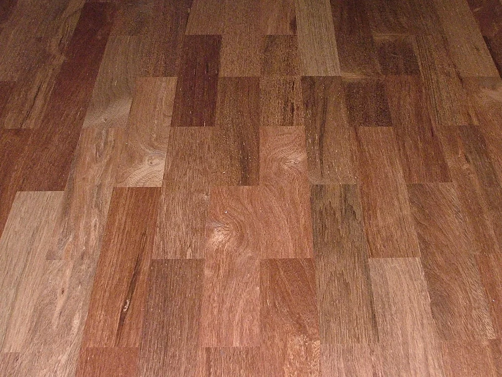Muestra de madera de merbau con depósitos dorados (Intsia bijuga).