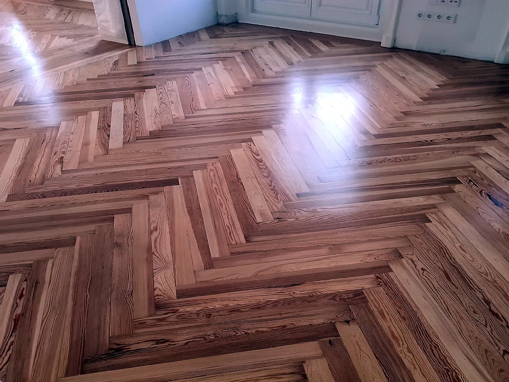 Muestra de taller de pino melis viejo con duramen petrificado de resina.