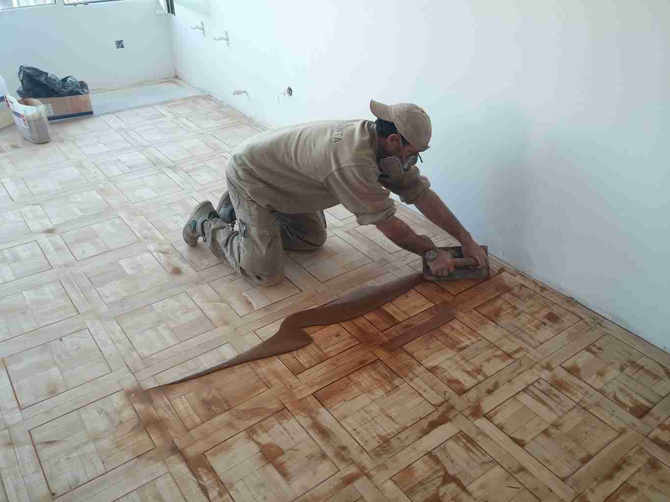 Aplicación artesanal de emplastecido y masillado continuo en juntas de parquet con resina ligante