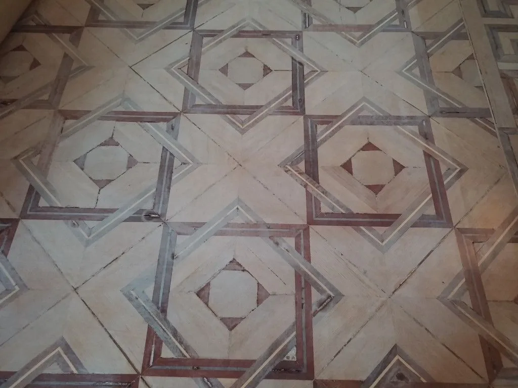 Baldosa de marqueteria centenaria con veladura y danos de acabado