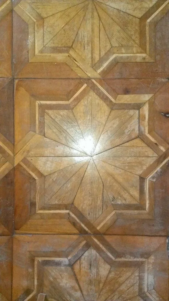 Baldosa de marqueteria antigua danada antes de restaurar