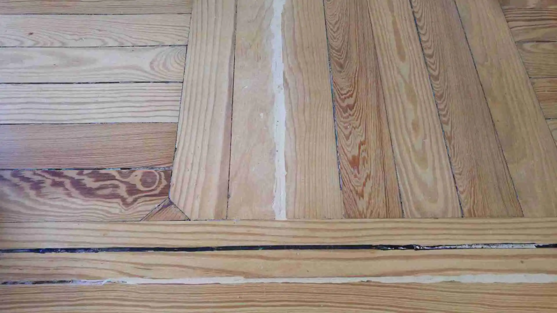 Tarima de pino melis viejo con masillado visible entre tablas