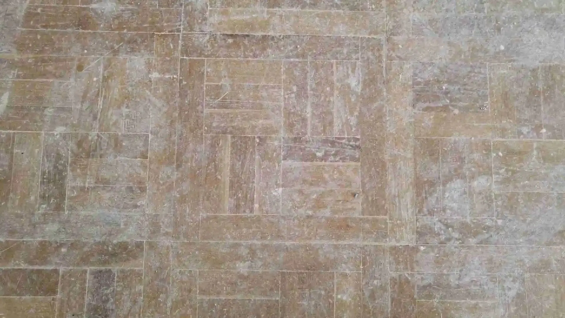Parquet con protección insuficiente y desgaste visible antes de la reparación