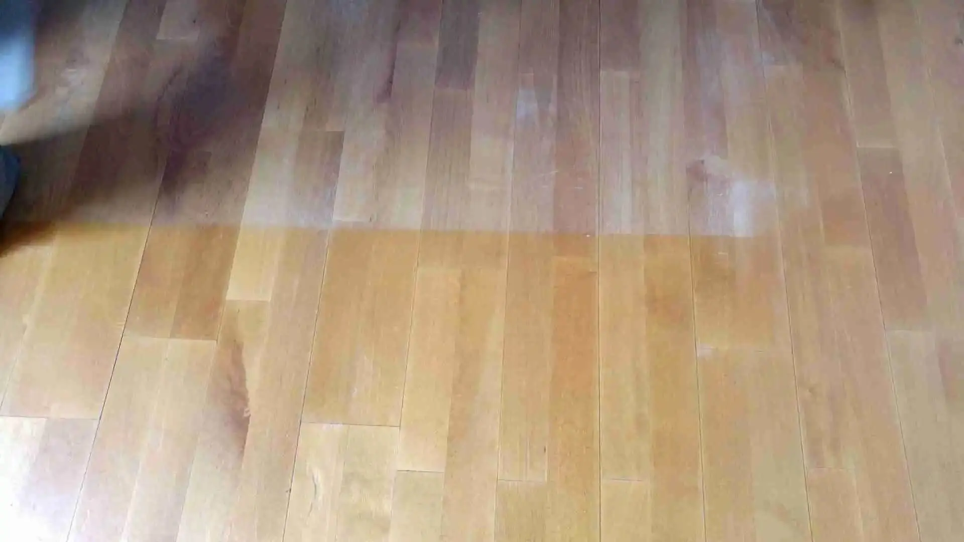 Marca de sol sobre parquet por decoloracion ultravioleta
