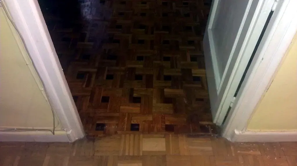 Parquet de damas con taco rojo sin fondo aislante antes de poliuretano