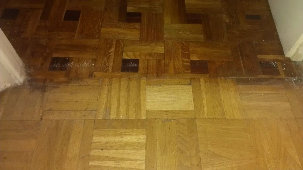 Detalle de parquet de damas con reaccion por falta de imprimacion