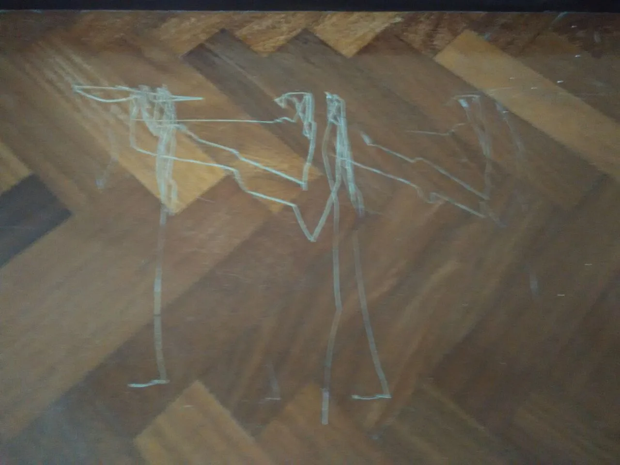 Parquet de elondo en espiga con aranazo de pata de cama