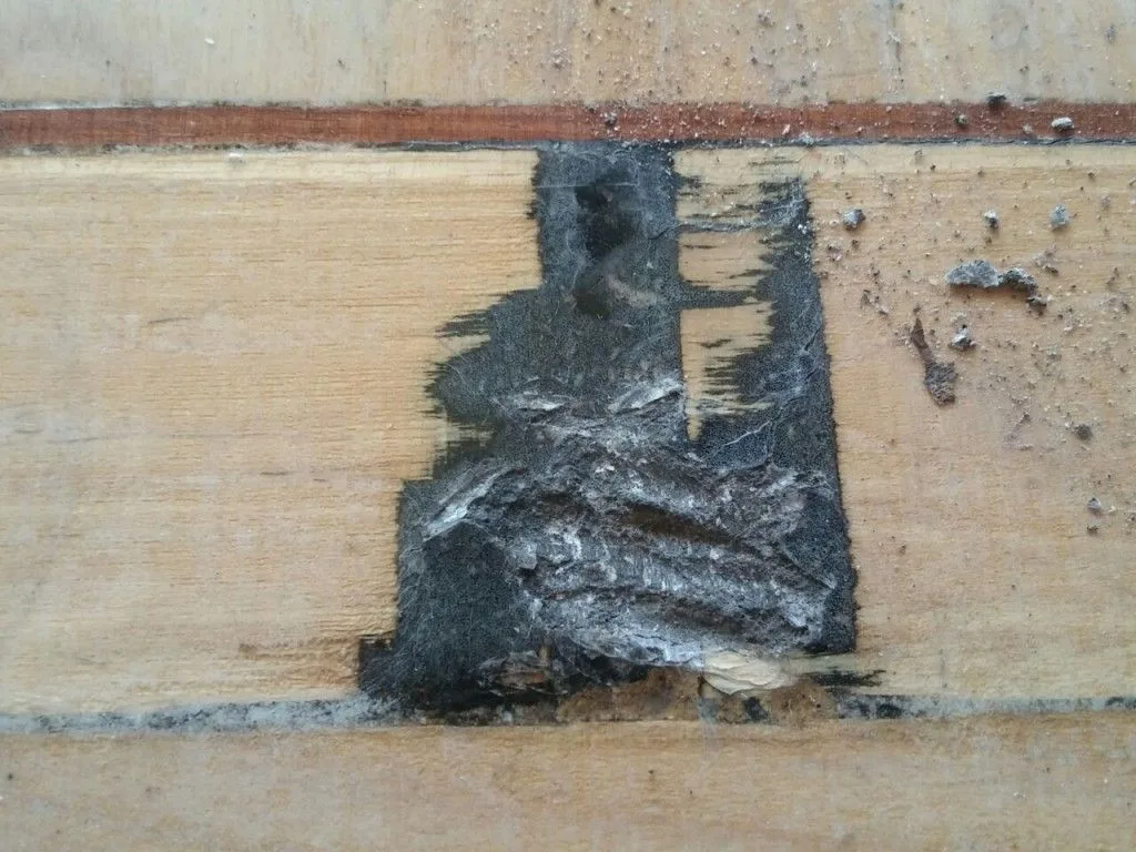 Parquet hidraulico de castano con mancha oscura de brea