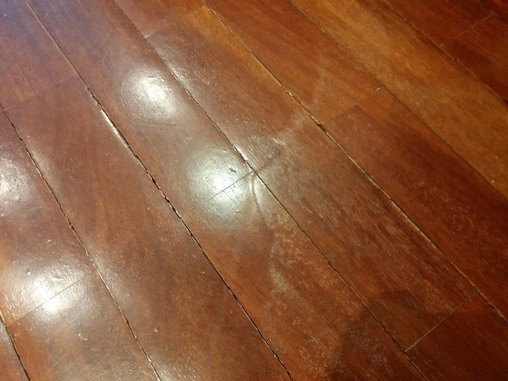 Parquet con ola de barniz por mala aplicacion