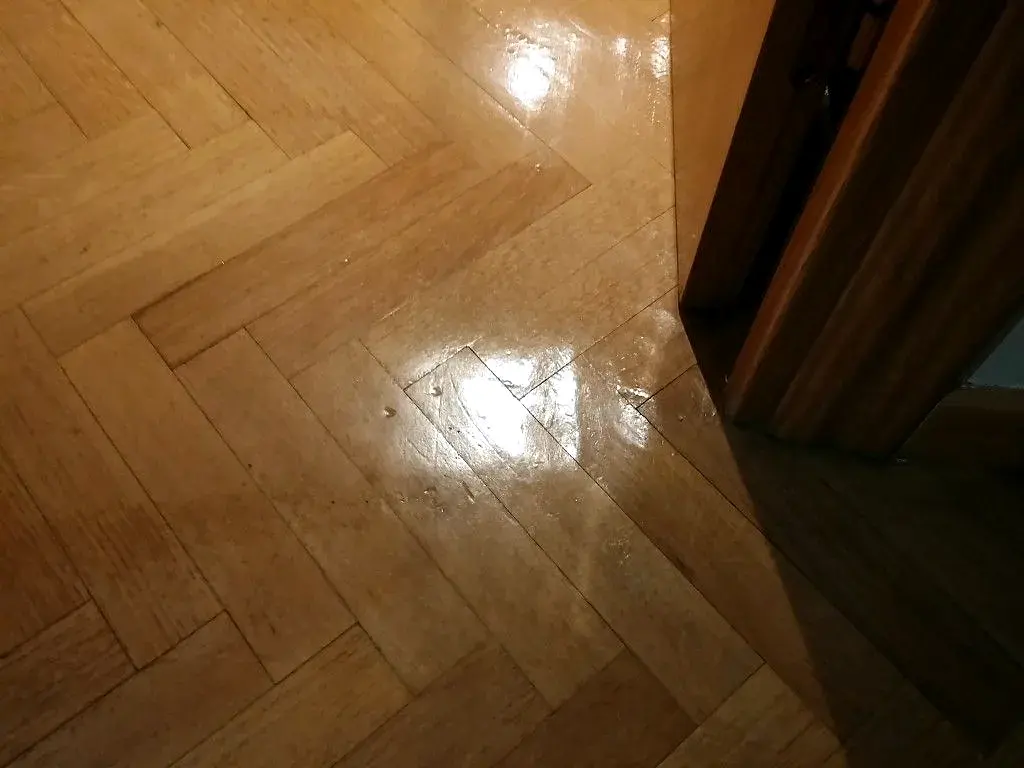 Parquet de roble con mordidas laterales por lijado agresivo