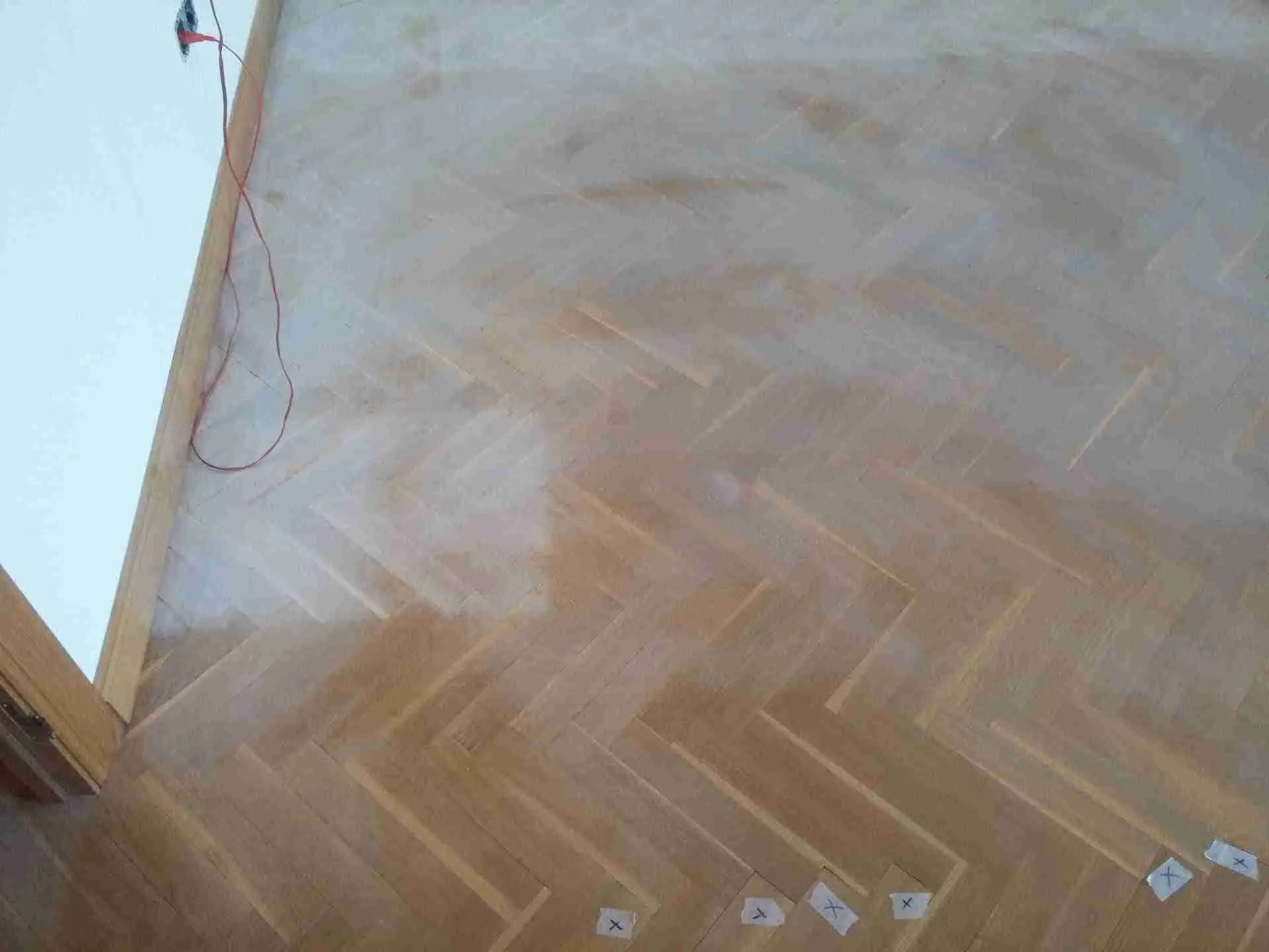 Parquet de roble entreverado con gran veladura blanca