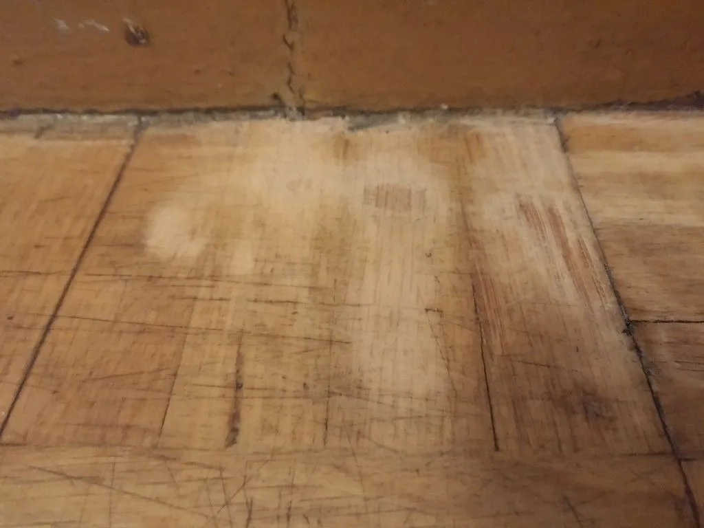 Parquet de roble pegado con veladura y desgaste por uso