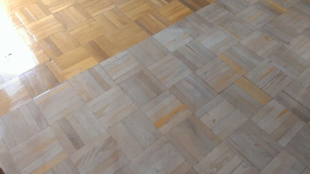 Parche de urea formol visible sobre parquet de roble