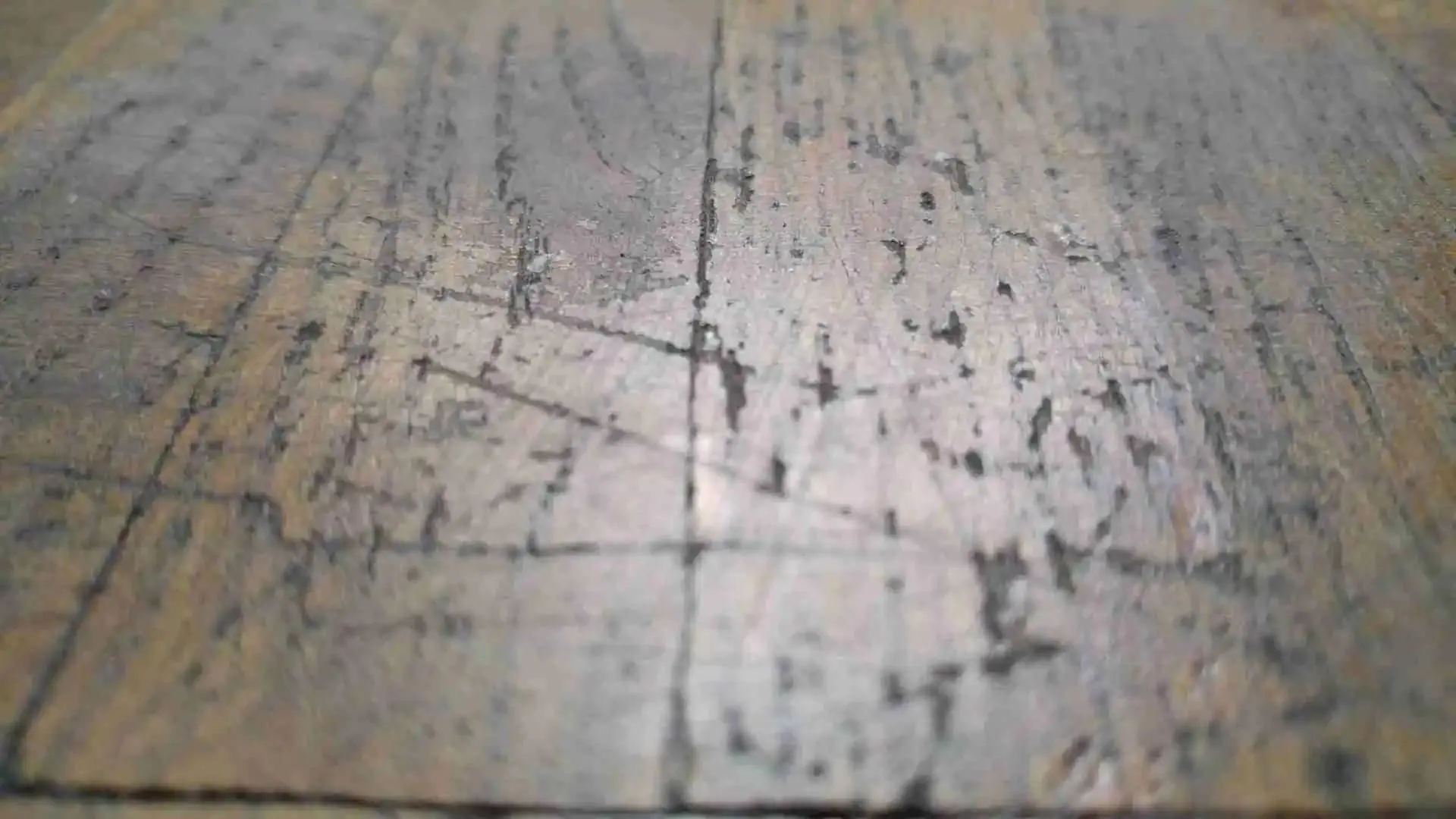 Rayas profundas en tarima de madera antes de restaurar