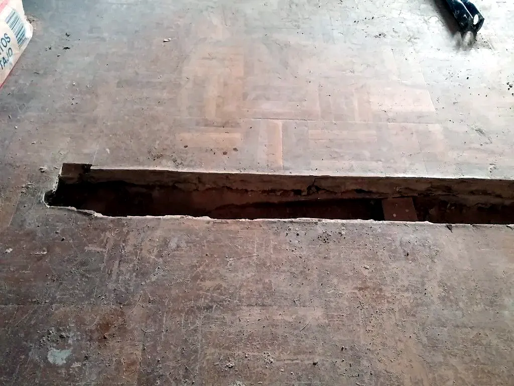 Parquet danado y sin proteccion durante retirada de tabiques