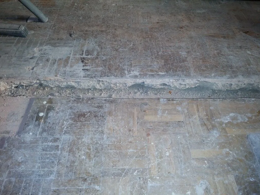 Parquet sin proteger tras retirada de tabique en obra