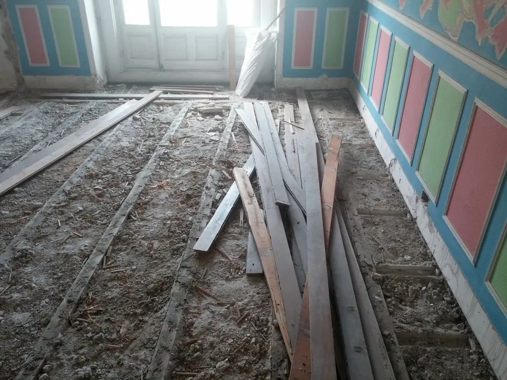 Tablas antiguas de pino melis retiradas pese a estar recuperables
