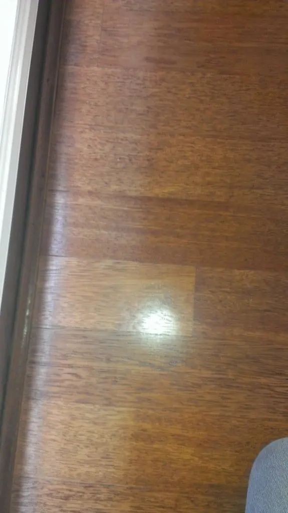 Tarima de jatoba con marca vertical por exposicion prolongada al sol
