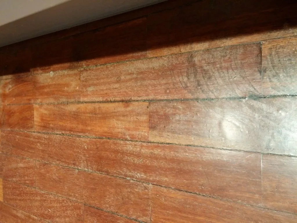 Tarima maciza de jatoba con marcas circulares de lijado