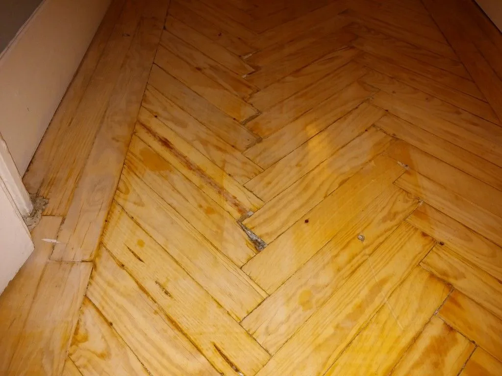 Tarima de pino melis con veladura por barniz antiguo de urea