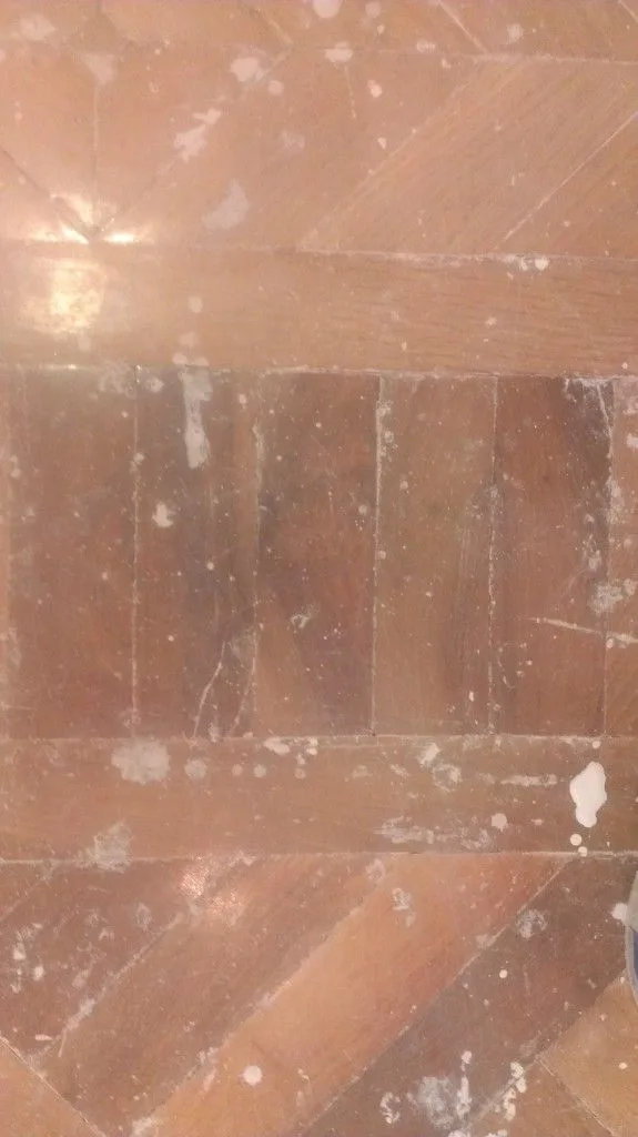 Tarima maciza de roble sin tapar durante una obra