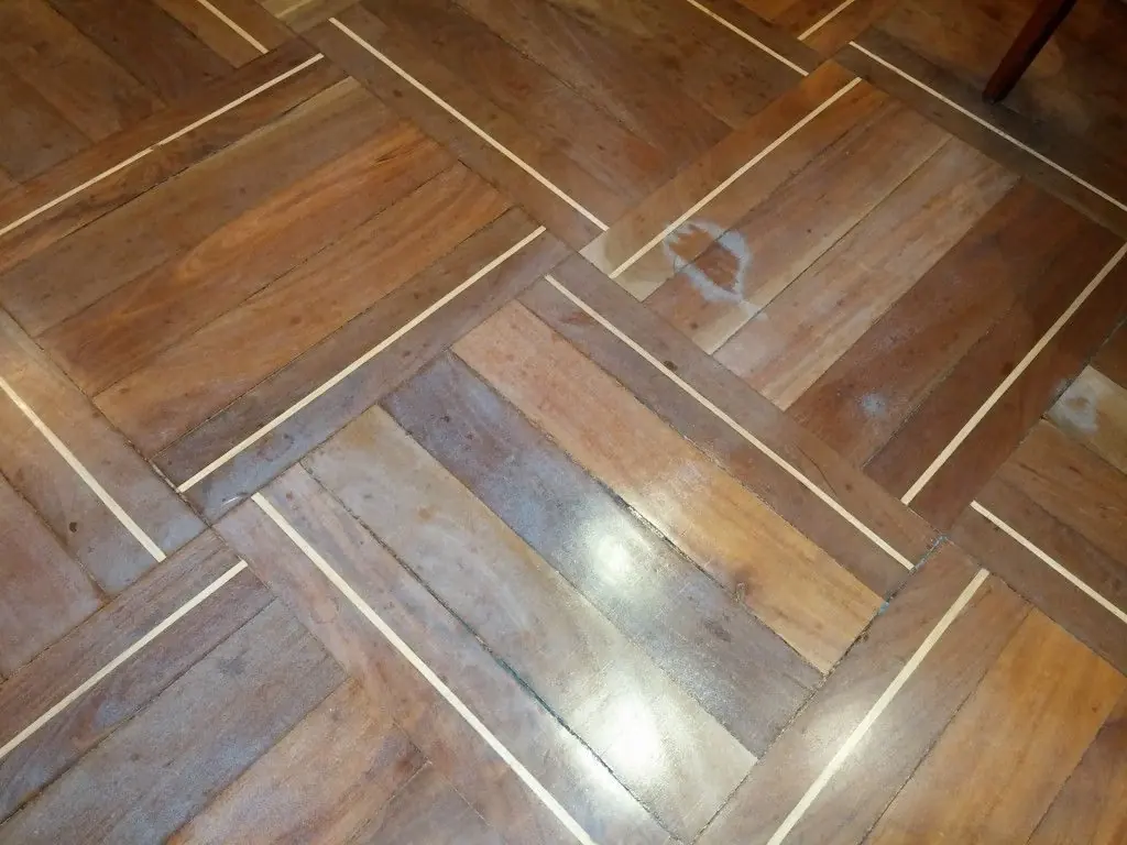 Tarima maciza con barniz de urea formol blanquecino