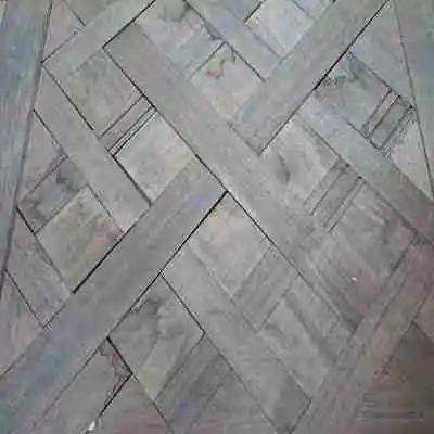 Panel tipo Versailles reparable con juntas abiertas y piezas visibles