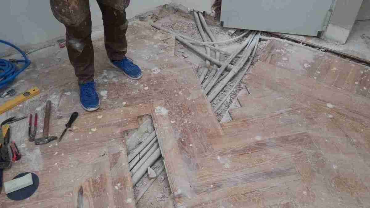 Paño abierto de tarima maciza de pino melis viejo en Monte Esquinza durante la intervención