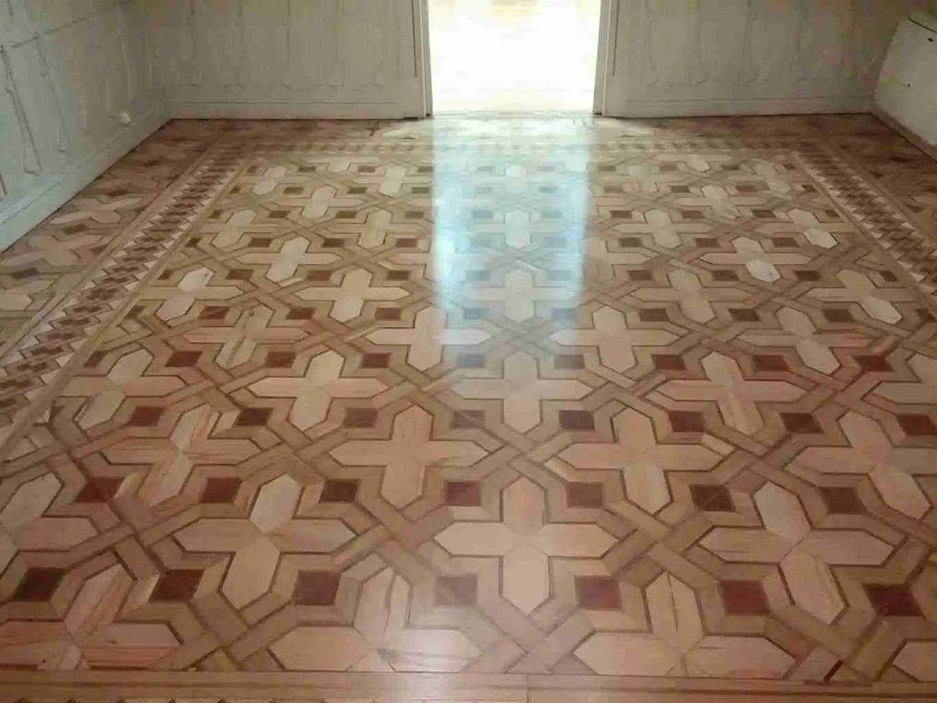 Baldosa Marquetería Parquet Restaurada Restauración de tarima maciza de Nogal Español y Castaño en Velázquez, Madrid – acuchillado y barnizado Bona Traffic HD Satinado (2012)