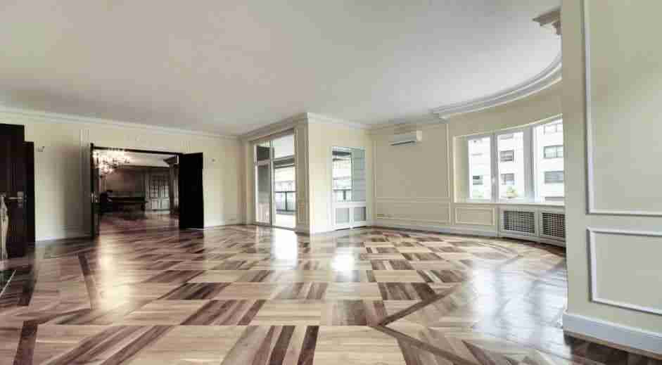 Salón Tarima Maciza Castaño y Nogal