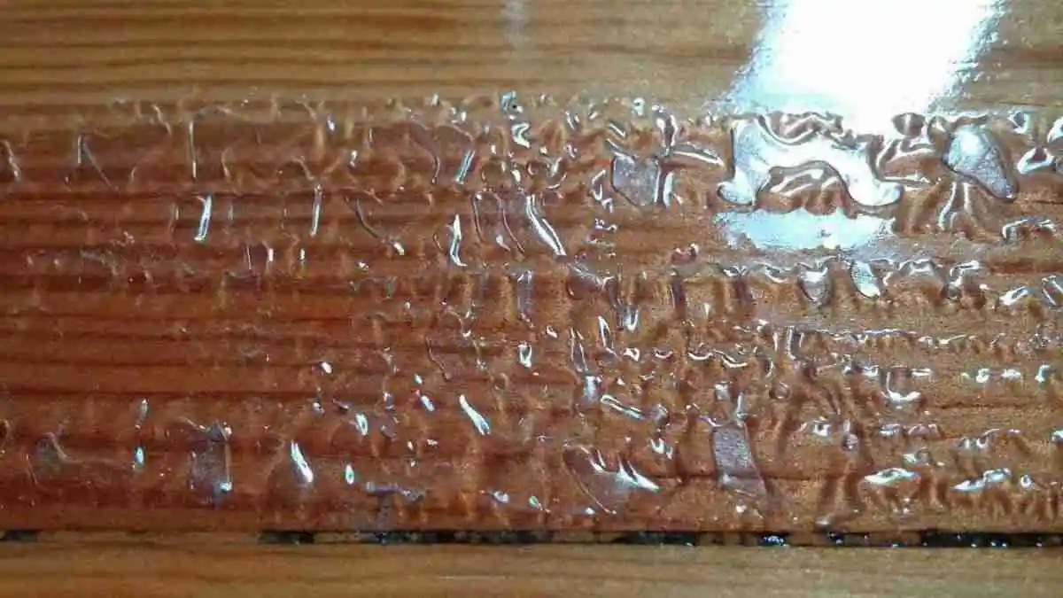 Barniz de poliuretano descamado y arrugado sobre madera