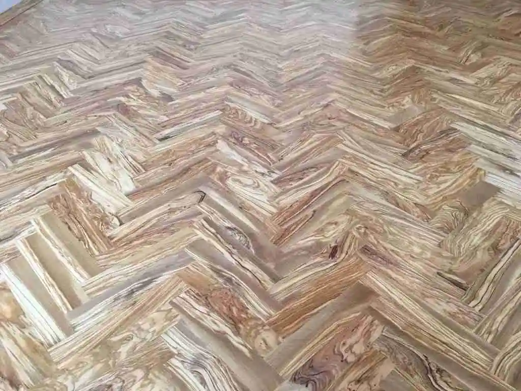 Restauración de parquet de olivo en espiga tradicional en Madrid por ParkSinta