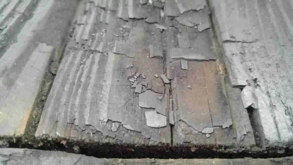 Detalle de quemadura sobre suelo de madera barnizado