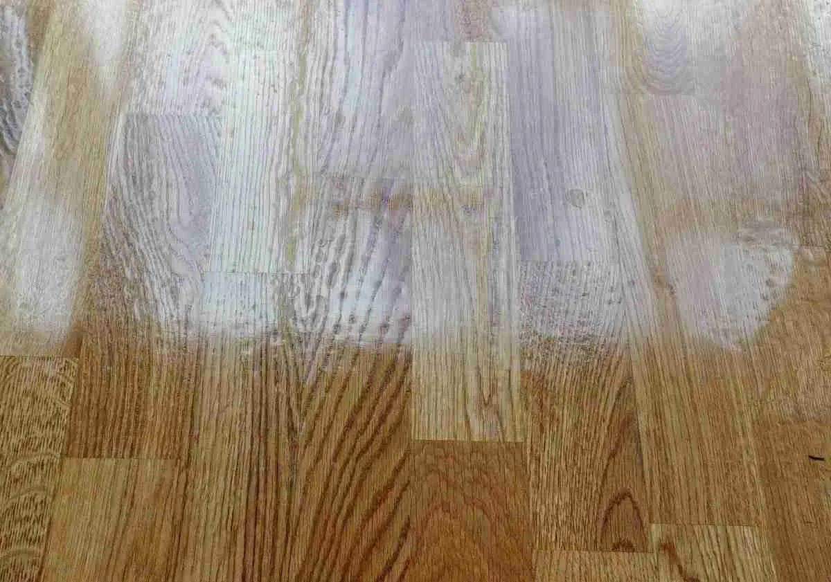 Barniz de parquet con ojos y falta de adherencia por contaminacion