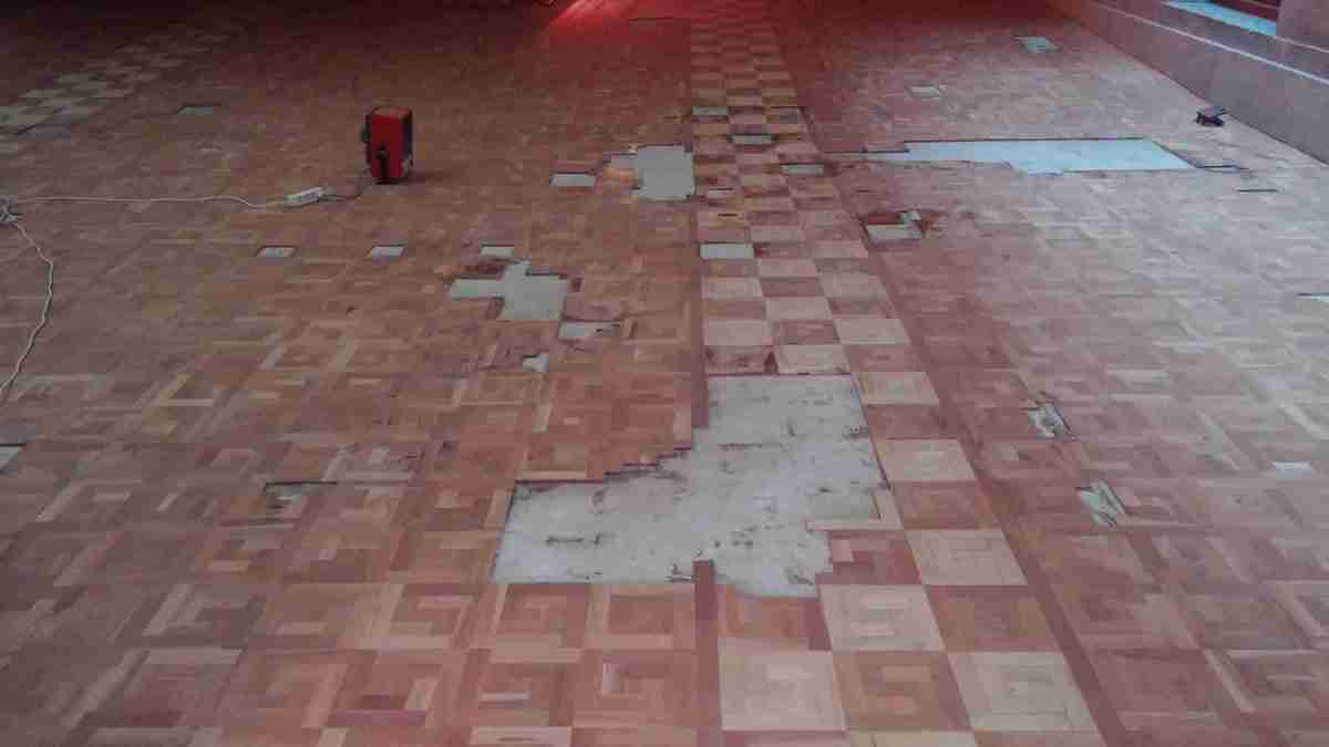 Siniestro de agua en el Salón de Actos del Seminario Conciliar de Madrid: parquet levantado por inundación masiva