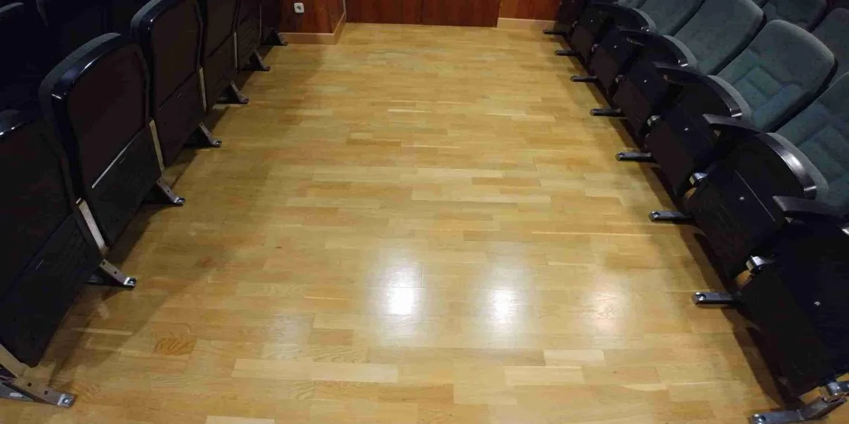 Parquet barnizado con acabado satinado de alta resistencia en zona de uso intensivo