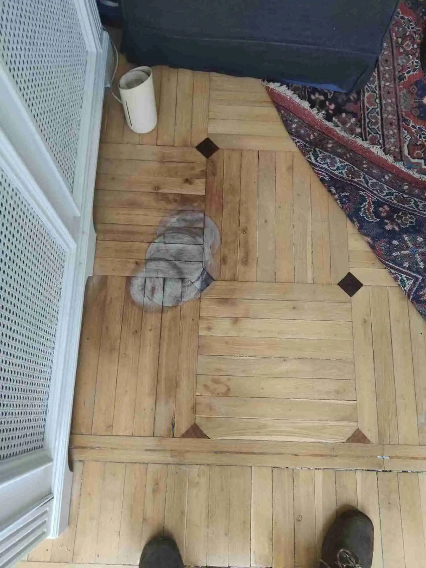 Cerco de humedad producido por un tiesto sobre parquet de madera