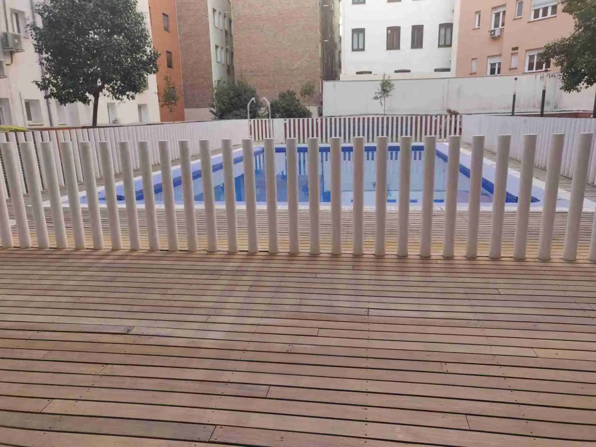 Estado inicial de la tarima exterior de IPE junto a la piscina