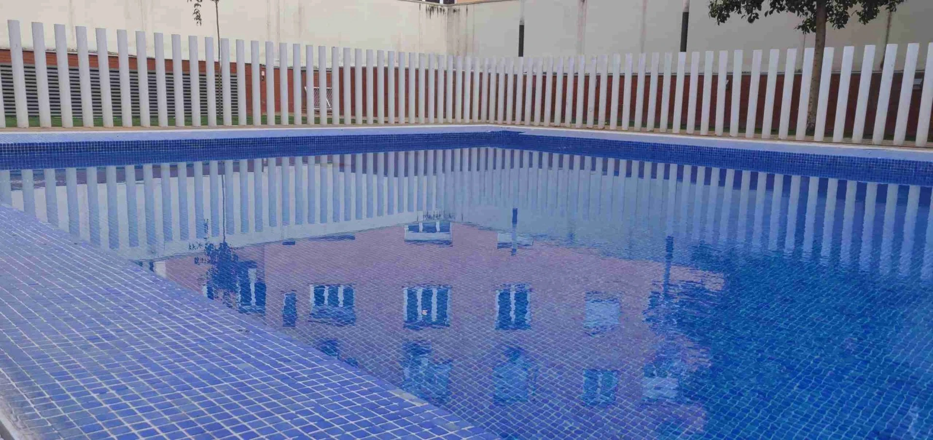 Acabado final de la tarima exterior de IPE junto a la piscina