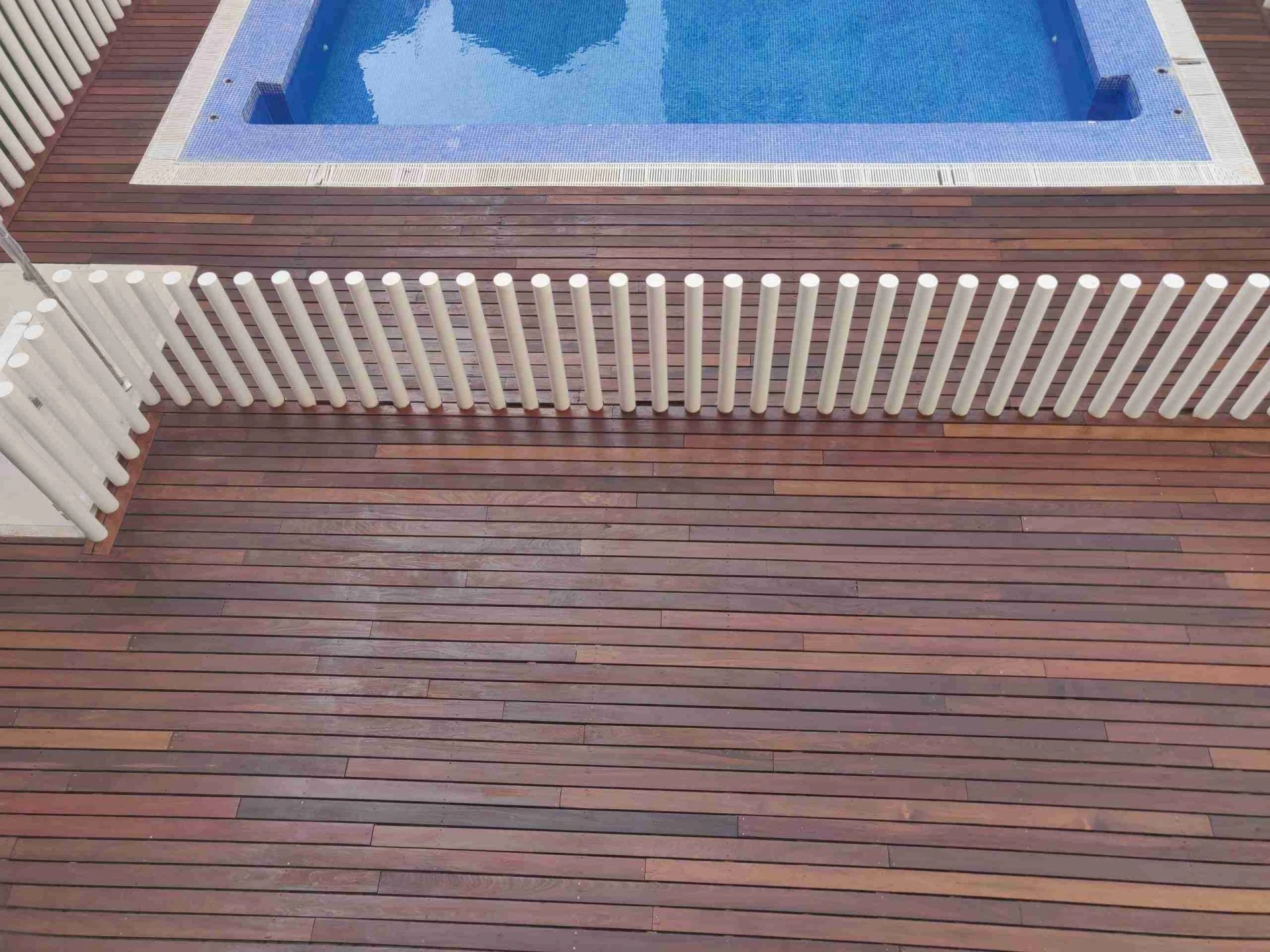 Resultado intermedio tras lijado y aceitado de la tarima exterior de IPE