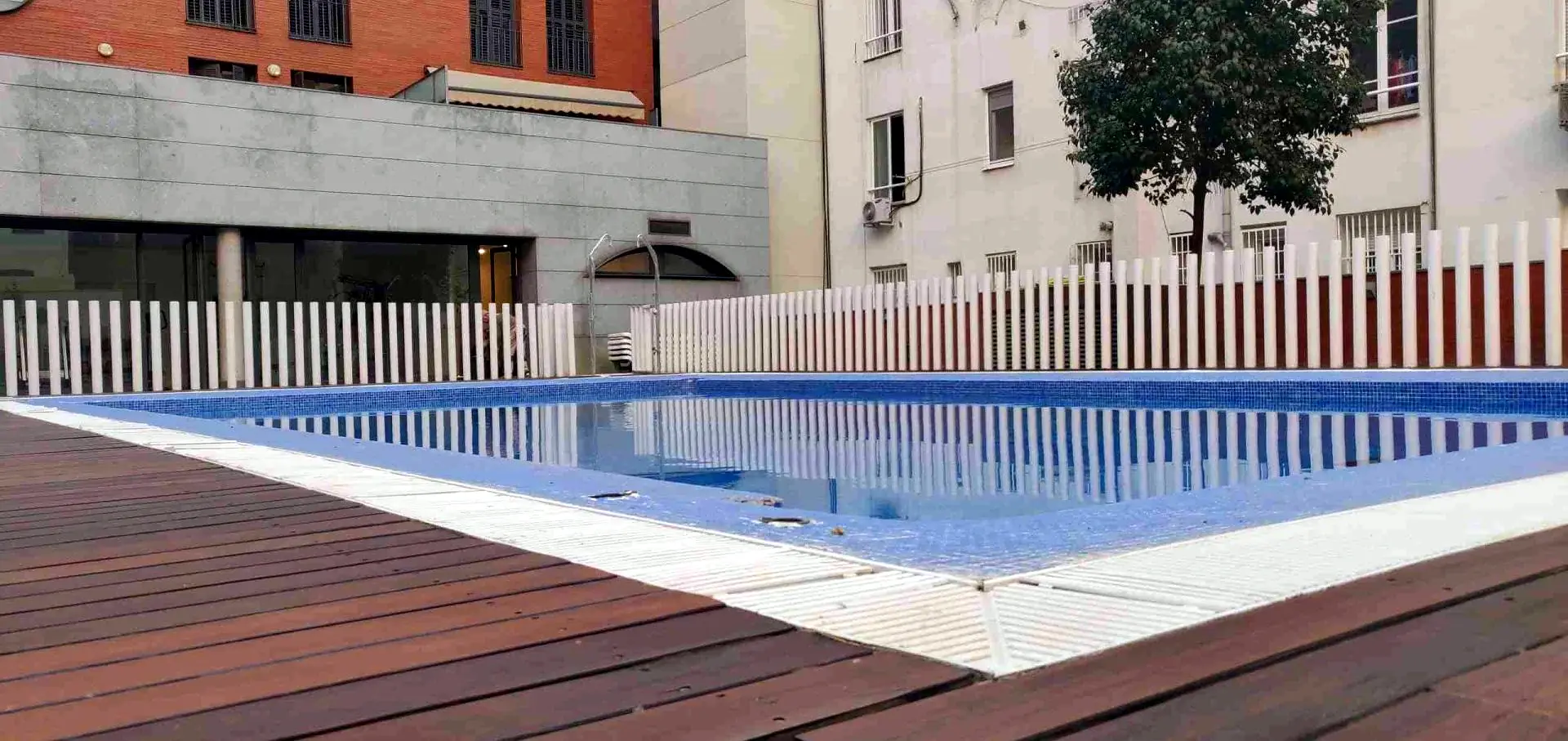 Detalle del acabado final de la tarima exterior de IPE