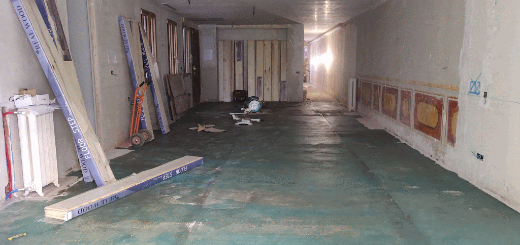 Parquet multicapa de roble XL instalado en salón de vivienda en Cervantes – Las Cortes, Madrid