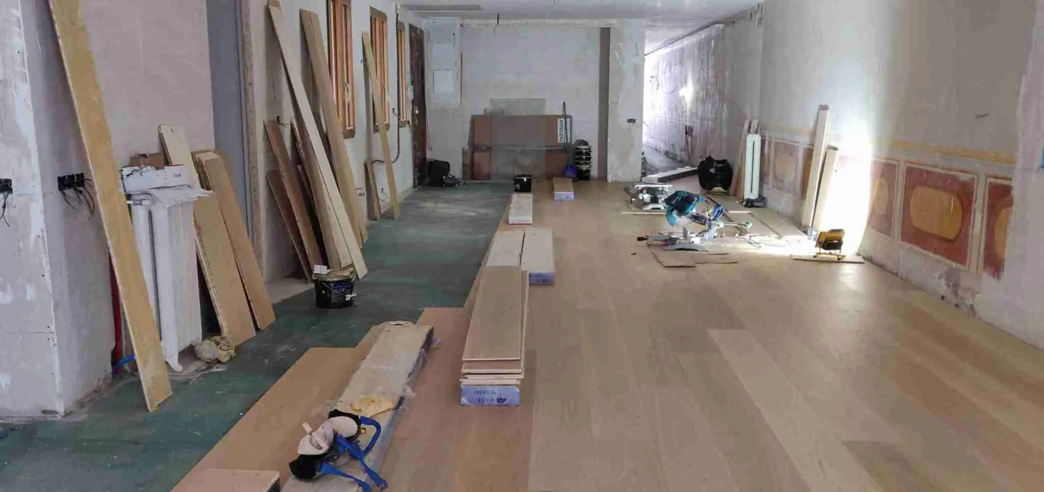 Parquet multicapa de roble XL instalado en salón de vivienda en Cervantes – Las Cortes, Madrid
