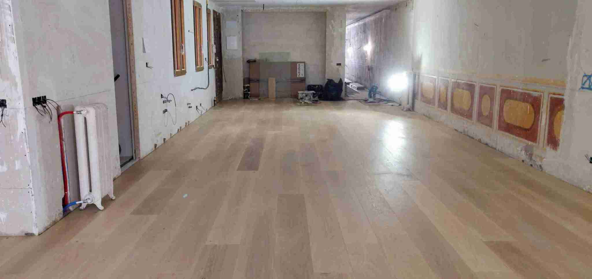 Parquet multicapa de roble XL instalado en salón de vivienda en Cervantes – Las Cortes, Madrid