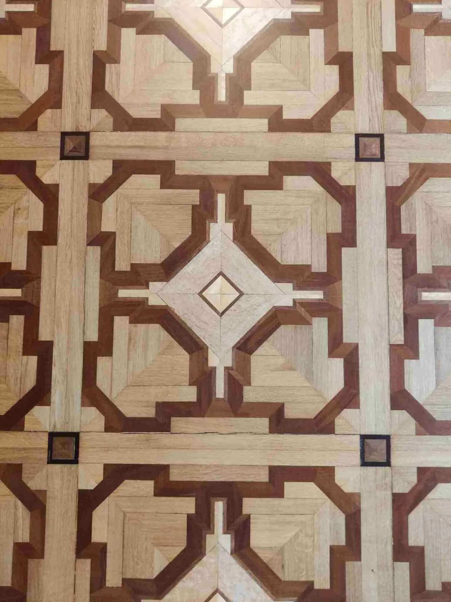 Palacio Fernan Núñez – Santa Isabel – Restauración Restauración de tarima noble con marquetería en el Palacio de Fernán Núñez tras daños por rodaje, realizada por ParkSinta en 2023