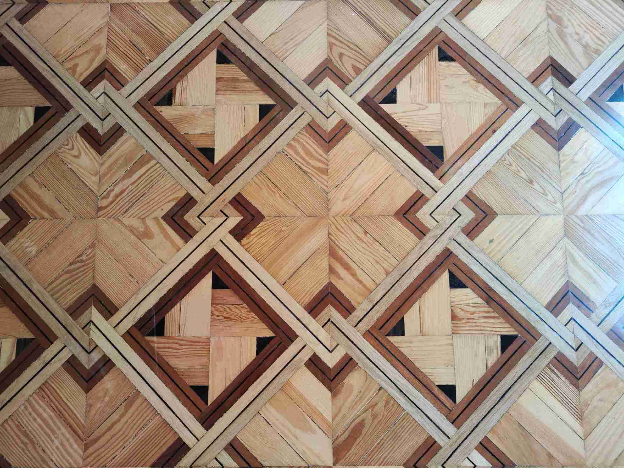 Suelo con marquetería geométrica en pino melis viejo y roble, proyecto en Valenzuela, Madrid.