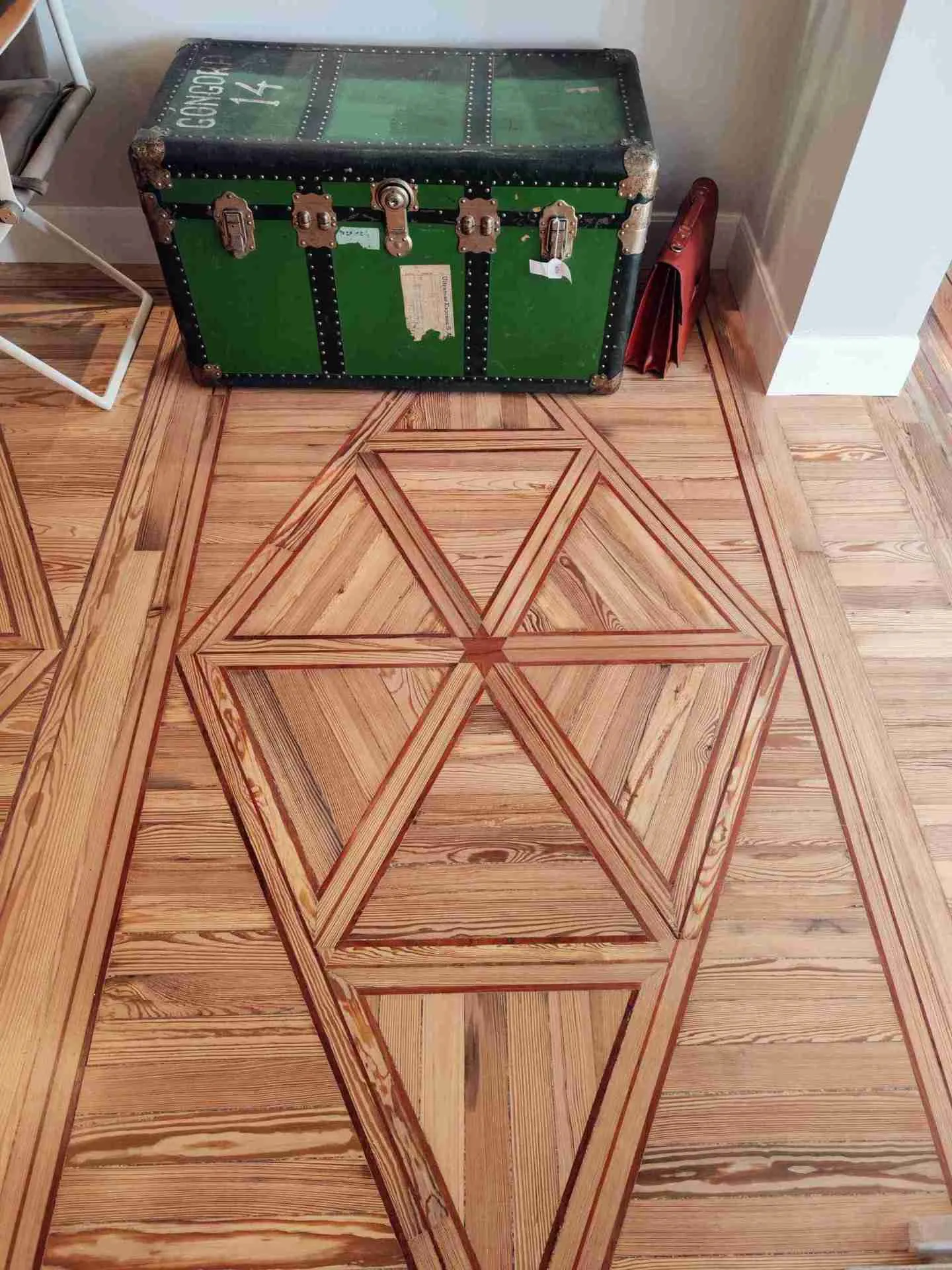 Parquet en pino melis viejo con tacos de roble rojo, acabado damero, en suelo de vivienda madrileña.