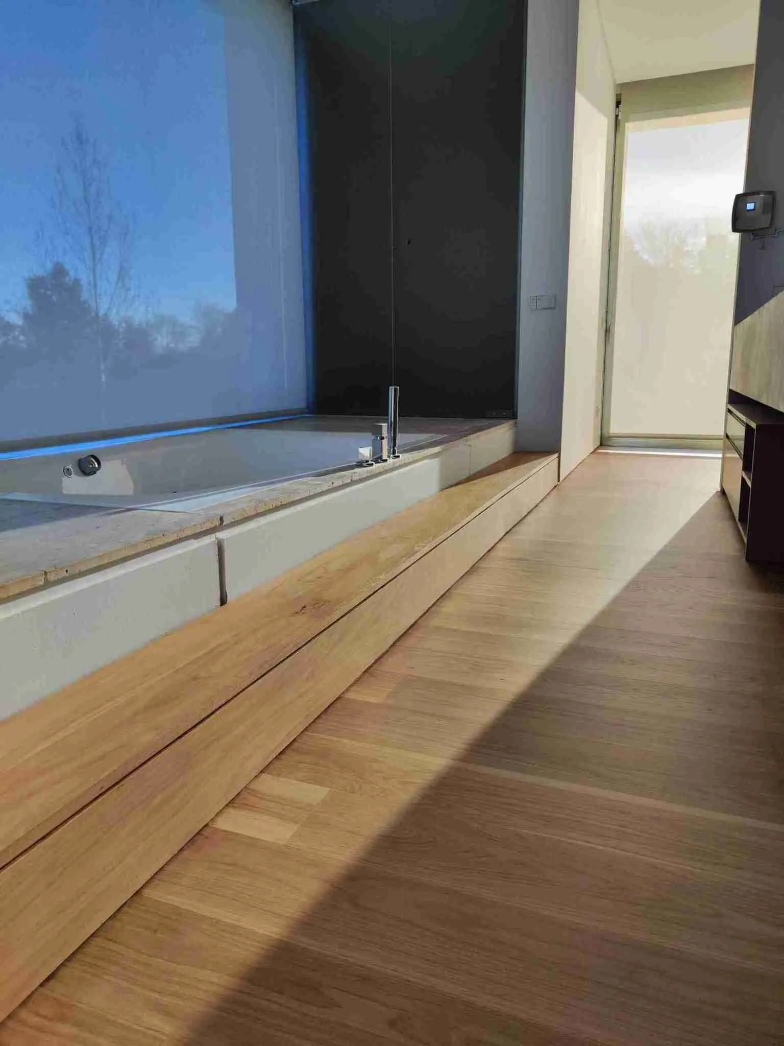 Húmera – Pozuelo – Deva Transit Plus Natur Suelo continuo de roble macizo restaurado y barnizado con Deva Plus Transit Natur en vivienda de Pozuelo.