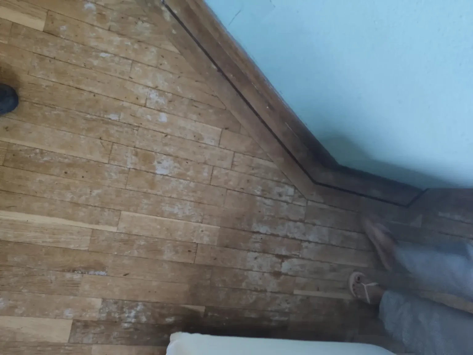 Detalle de parquet de roble con veladura tras acabado antiguo