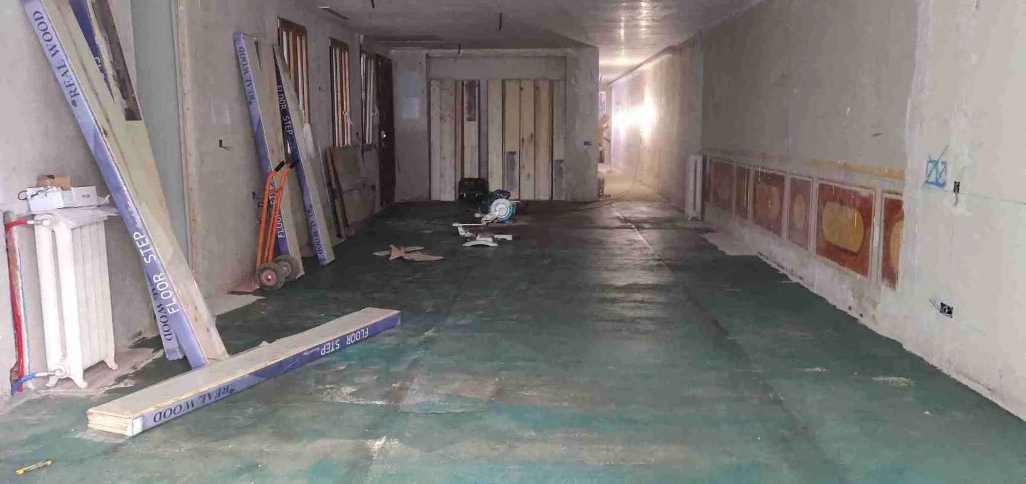 Parquet multicapa de roble XL instalado en salón de vivienda en Cervantes – Las Cortes, Madrid